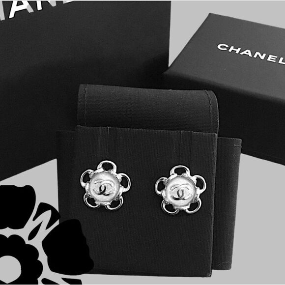 CHANEL STUD EARRINGS METAL AND GLASS PEARLSāSILVER AND PEARLY WHITE - Picture 4 of 9